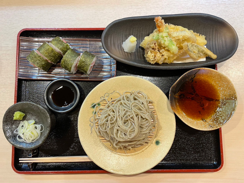 日替わり御膳：おそば、天ぷら盛り合わせ、日替わり海苔巻き