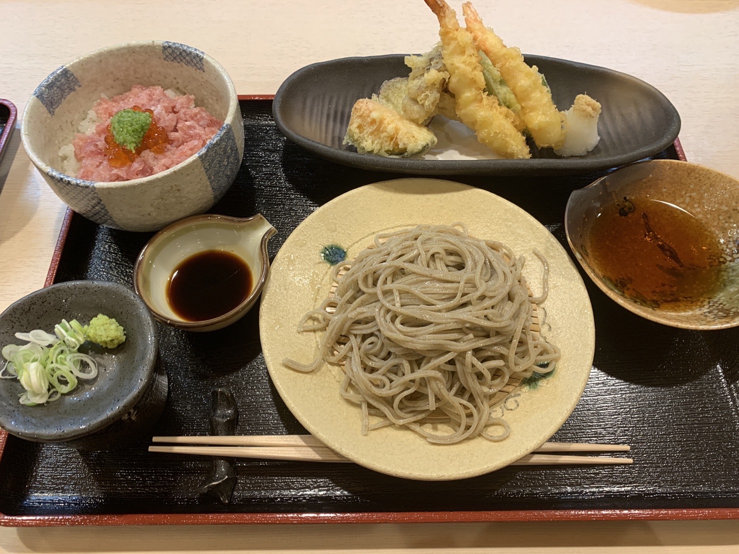 おそば、天ぷら盛り合わせ、ミニ海鮮丼付(日替わり)御膳